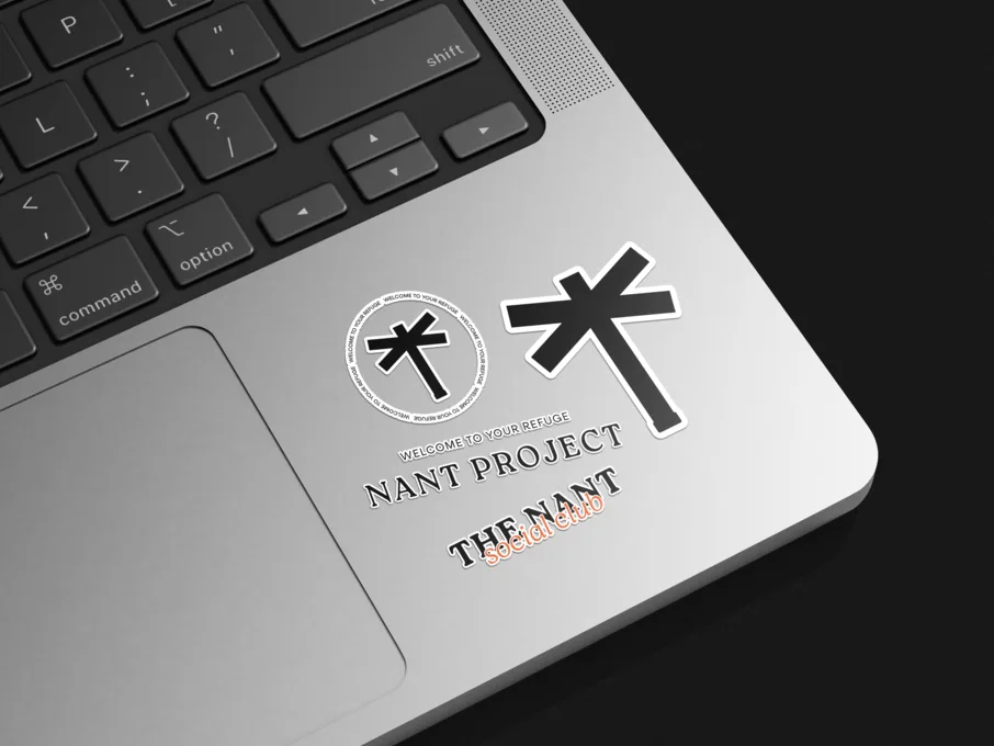 Adesivos do NANT num notebook
